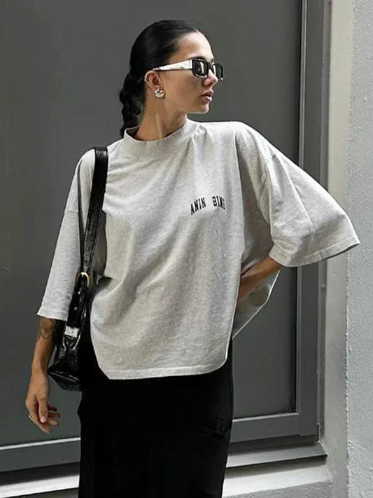 Noemi™ | T-Shirt In Grau mit Kleinem Logo-Print